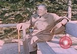 Immagine di Hitler passeggiate in campagna vicino a Berghof Germania, 1940, secondo 23 filmato di repertorio 65675048084