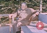 Immagine di Hitler passeggiate in campagna vicino a Berghof Germania, 1940, secondo 27 filmato di repertorio 65675048084