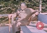 Immagine di Hitler passeggiate in campagna vicino a Berghof Germania, 1940, secondo 28 filmato di repertorio 65675048084
