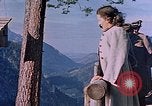 Immagine di Hitler passeggiate in campagna vicino a Berghof Germania, 1940, secondo 30 filmato di repertorio 65675048084