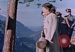 Immagine di Hitler passeggiate in campagna vicino a Berghof Germania, 1940, secondo 32 filmato di repertorio 65675048084