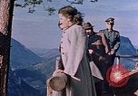 Immagine di Hitler passeggiate in campagna vicino a Berghof Germania, 1940, secondo 34 filmato di repertorio 65675048084