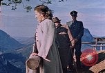 Immagine di Hitler passeggiate in campagna vicino a Berghof Germania, 1940, secondo 35 filmato di repertorio 65675048084