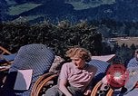 Immagine di Nazi ufficiali militari su Berghof terrazza Germania, 1940, secondo 3 filmato di repertorio 65675048085
