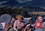 Immagine di Nazi ufficiali militari su Berghof terrazza Germania, 1940, secondo 4 filmato di repertorio 65675048085