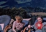 Immagine di Nazi ufficiali militari su Berghof terrazza Germania, 1940, secondo 5 filmato di repertorio 65675048085
