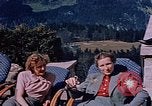 Immagine di Nazi ufficiali militari su Berghof terrazza Germania, 1940, secondo 6 filmato di repertorio 65675048085