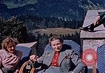 Immagine di Nazi ufficiali militari su Berghof terrazza Germania, 1940, secondo 7 filmato di repertorio 65675048085