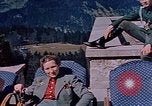 Immagine di Nazi ufficiali militari su Berghof terrazza Germania, 1940, secondo 8 filmato di repertorio 65675048085