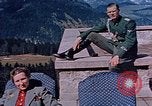 Immagine di Nazi ufficiali militari su Berghof terrazza Germania, 1940, secondo 9 filmato di repertorio 65675048085