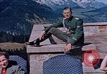 Immagine di Nazi ufficiali militari su Berghof terrazza Germania, 1940, secondo 10 filmato di repertorio 65675048085