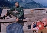 Immagine di Nazi ufficiali militari su Berghof terrazza Germania, 1940, secondo 11 filmato di repertorio 65675048085