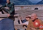 Immagine di Nazi ufficiali militari su Berghof terrazza Germania, 1940, secondo 12 filmato di repertorio 65675048085