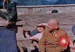 Immagine di Nazi ufficiali militari su Berghof terrazza Germania, 1940, secondo 14 filmato di repertorio 65675048085