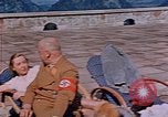 Immagine di Nazi ufficiali militari su Berghof terrazza Germania, 1940, secondo 15 filmato di repertorio 65675048085