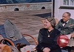 Immagine di Nazi ufficiali militari su Berghof terrazza Germania, 1940, secondo 16 filmato di repertorio 65675048085