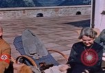 Immagine di Nazi ufficiali militari su Berghof terrazza Germania, 1940, secondo 17 filmato di repertorio 65675048085