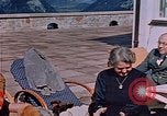 Immagine di Nazi ufficiali militari su Berghof terrazza Germania, 1940, secondo 18 filmato di repertorio 65675048085