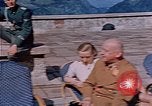 Immagine di Nazi ufficiali militari su Berghof terrazza Germania, 1940, secondo 20 filmato di repertorio 65675048085