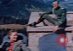 Immagine di Nazi ufficiali militari su Berghof terrazza Germania, 1940, secondo 21 filmato di repertorio 65675048085