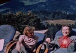 Immagine di Nazi ufficiali militari su Berghof terrazza Germania, 1940, secondo 22 filmato di repertorio 65675048085