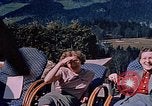 Immagine di Nazi ufficiali militari su Berghof terrazza Germania, 1940, secondo 23 filmato di repertorio 65675048085