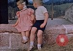 Immagine di Nazi ufficiali militari su Berghof terrazza Germania, 1940, secondo 27 filmato di repertorio 65675048085
