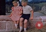 Immagine di Nazi ufficiali militari su Berghof terrazza Germania, 1940, secondo 28 filmato di repertorio 65675048085