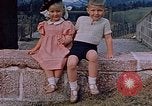 Immagine di Nazi ufficiali militari su Berghof terrazza Germania, 1940, secondo 30 filmato di repertorio 65675048085