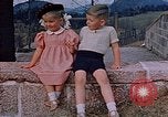 Immagine di Nazi ufficiali militari su Berghof terrazza Germania, 1940, secondo 34 filmato di repertorio 65675048085