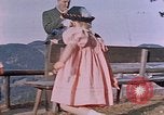 Immagine di Nazi ufficiali militari su Berghof terrazza Germania, 1940, secondo 37 filmato di repertorio 65675048085