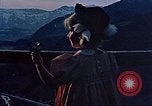Immagine di Nazi ufficiali militari su Berghof terrazza Germania, 1940, secondo 57 filmato di repertorio 65675048085