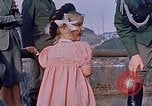 Immagine di Nazi ufficiali militari su Berghof terrazza Germania, 1940, secondo 59 filmato di repertorio 65675048085