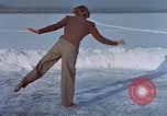 Image Eva Braun patinage sur glace Allemagne, 1940, de la seconde 10 séquences d'archives historiques vidéo 65675048101