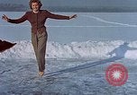 Image Eva Braun patinage sur glace Allemagne, 1940, de la seconde 12 séquences d'archives historiques vidéo 65675048101