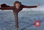 Image Eva Braun patinage sur glace Allemagne, 1940, de la seconde 15 séquences d'archives historiques vidéo 65675048101