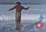 Image Eva Braun patinage sur glace Allemagne, 1940, de la seconde 24 séquences d'archives historiques vidéo 65675048101