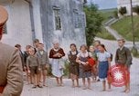 Image Adolf Hitler visites son enfance l'école Fischlham Autriche, 1938, de la seconde 20 séquences d'archives historiques vidéo 65675048103