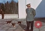 Standbild Adolf Hitler am Berghof Bayern Deutschland, 1940, aus Sekunde 3 historischem Filmmaterial Videoclip 65675048104
