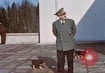 Standbild Adolf Hitler am Berghof Bayern Deutschland, 1940, aus Sekunde 5 historischem Filmmaterial Videoclip 65675048104