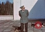 Standbild Adolf Hitler am Berghof Bayern Deutschland, 1940, aus Sekunde 6 historischem Filmmaterial Videoclip 65675048104