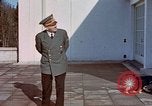 Standbild Adolf Hitler am Berghof Bayern Deutschland, 1940, aus Sekunde 8 historischem Filmmaterial Videoclip 65675048104