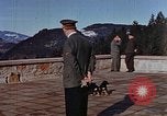 Standbild Adolf Hitler am Berghof Bayern Deutschland, 1940, aus Sekunde 10 historischem Filmmaterial Videoclip 65675048104