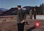 Standbild Adolf Hitler am Berghof Bayern Deutschland, 1940, aus Sekunde 11 historischem Filmmaterial Videoclip 65675048104