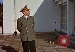 Standbild Adolf Hitler am Berghof Bayern Deutschland, 1940, aus Sekunde 16 historischem Filmmaterial Videoclip 65675048104