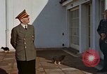 Standbild Adolf Hitler am Berghof Bayern Deutschland, 1940, aus Sekunde 17 historischem Filmmaterial Videoclip 65675048104