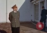Standbild Adolf Hitler am Berghof Bayern Deutschland, 1940, aus Sekunde 23 historischem Filmmaterial Videoclip 65675048104