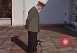 Standbild Adolf Hitler am Berghof Bayern Deutschland, 1940, aus Sekunde 36 historischem Filmmaterial Videoclip 65675048104