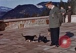 Standbild Adolf Hitler am Berghof Bayern Deutschland, 1940, aus Sekunde 37 historischem Filmmaterial Videoclip 65675048104
