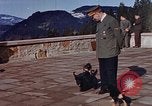 Standbild Adolf Hitler am Berghof Bayern Deutschland, 1940, aus Sekunde 38 historischem Filmmaterial Videoclip 65675048104